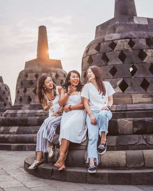 Kamu lebih seneng kerja sama cewek atau sama cowok?.Team up with these lovely ladies @jovitaayu @cindylauw brought different level of awesomeness experience. Love you, girls! 💕💕 Can’t believe it’s been four months since #TripofWonders . I miss morning briefing and the chit chats hahaha..“Ayo, ayo...”.📷 @overrated_outcast