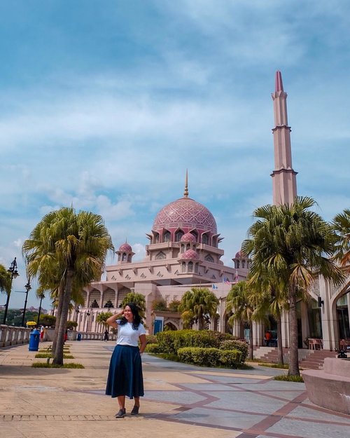 I wish to kiss you goodnight..What about you? What do you wish tonight?.📍 Masjid Putrajaya yang terlihat anggun dengan warna pastel merah mudanya.