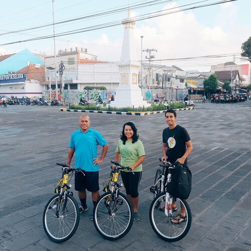 Cara lain menikmati YogyakartaBiasanya saya  menyusuri Yogya dengan naik andong atau becak tapi wiken ini beda. Saya naik sepeda dong. 🚴🏽‍♀️🚴🏽‍♂️ kring kring gowes, gowes 😍.Berbekal sepeda yang merupakan fasilitas dari Hotel @sheratonjogja , saya, Adrian dan bapak pun meluncur ke Tugu yang merupakan landmark kota Yogyakarta. Ternyata seru juga lho. Jogja udah punya jalur khusus sepeda jadi  saya sedikit merasa tenang karena nggak perlu rebutan jalan sama kendaraan bermotor. Paling kaget-kaget dikit aja kalo tiba-tiba ada bus bunyiin klakson buat menghalau motor atau mobil 😂 😂 asyem deg-degan. Hahaha..It was a fun morning, selepas dari Tugu kami ke menuju Stasiun Tugu, Malioboro dan Titik Nol Jogja. That’s why I love staying @sheratonjogja , bisa pinjam sepeda segala plus ada pegawai yang bisa jadi guide keliling Jogja (by appointment tentunya). .Wiken ini pada olahraga apa?.#jogjahits #jogja #tugujogja #reviewbyeka #sheratonjogja