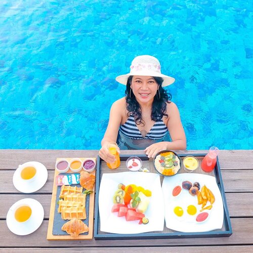 Enaknya sarapan apa dulu nih?A. BuahB. Waffle & CroissantC. Renang dulu 10 lap baru sarapan, Say! 😂.📍 Breakfast by the pool at @HikemayoranRoom rate starts from IDR 1.900.000,++.#StaycationatHiKemayoran#WeekendStayatHimekayoran