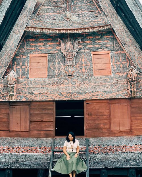 Tahukah kamu kalau Rumah Batak memiliki 3 warna dasar yang masing-masing melambangkan sesuatu?Putih melambangkan kelahiranMerah adalah kemanusiaanHitam adalah kematian.Selayaknya sebuah siklus kehidupan..Jadi, kapan kamu main ke Tanah Batak?...Beautifully taken by : @dashofting #TripofWonders #WonderfulIndonesia