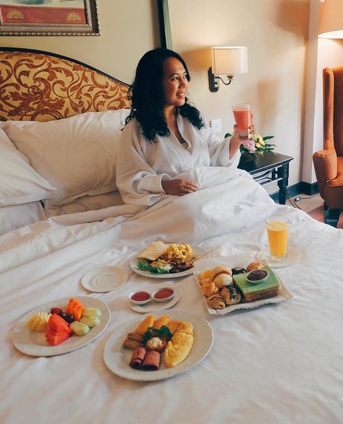 There’s no better way to start the day than having breakfast in bed at @sheratonjogja . I really enjoy the simple happiness here: listening to the bird chirping from the garden outside and viewing the Merapi Volcano from the room..Anw, how do you start your Monday? May you have a jazzy one!.#reviewbyeka #sheratonjogja #jogjahits #breakfastinbed #breakfastlover