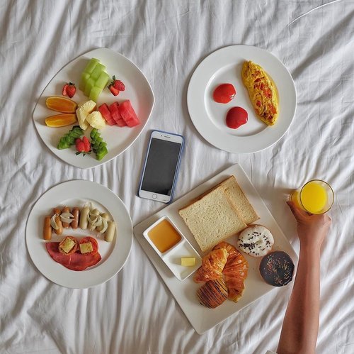 Did s/he ever make you breakfast in bed? Or made you the breakfast, instead? 😉.Met pagi semuanya, semoga Seninnya seru dan penuh semangat! Jangan lupa sarapan dolo 😘😘.#happymonday #breakfastinbed #breakfastideas #morninglikethis