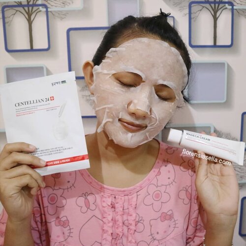 Sudah pada maskeran belum nih??Ini foto semalem, lupa post..🤣🤣.Aku lagi seneng pake masker sama cream dari @centellian24 ini nih...Essence dari maskernya super vanyak banget, bisa lihat di slide ke 2, aku simpan di jar kosong biar bisa aku pake lagi..🤭🤭.Setiap x selesai pakai masker iniz kulitku jadi lembab, kenyal dan kulit jadi terasa halus banget...Ini juga bisa menghilangkan bekas jerawat, wajah yg lagi memerah / meradang loh.. .Kalian bisa coba ini di tokoku di @charis_celeb yah, nanti link akan aku taro di bio..👌.#clozetteid #charispick #charisreview #charisceleb #sheetmask #penghilangbekasjerawat #sheetmaskkorea @hicharis_official