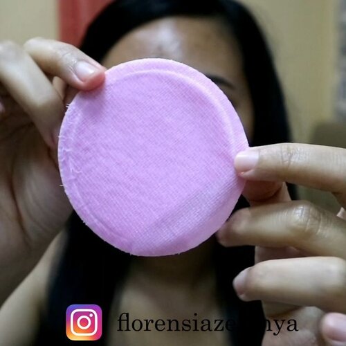 Sering malas pakai peeling gel?? Tapi gak mau skip pakai peeling??.Aku punya rekomendasi peeling yg hasilnya bagus dan mudah digunakan nih...Peeling ini berbentuk pad, tinggal di gosok aja ke wajah dan selesai...Hasilnya bikin kulit halus, bersih dan komedo jadi gak geradakan lagi di hidung dan wajah..🤣.#clozetteid #peelingpad #peelingwajah #peeling #neogen #neogenbiopeel #biopeeling