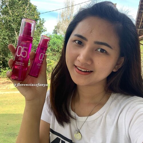 Suka punya pengalaman buruk sama oil-oil an buat rambut.. Biasanya setiap x aku pakai vitamin rambut yang oil begini pasti bikin rambut lepek.. 
.
Kaget sih pas pakai vitamin rambut dari @amosprofessional_official ini rambut sama sekali gak lepek malahan rambut jadi wangi dan super halus banget jadi kayak lebih jatuh gitu..
.
Mungkin pengaruh dari Ingredients nya juga sih, ada beberapa macam oil"an yang ada di dalam nya 👍🏻
.
Produk ini akan ada di shop aku di @hicharis_official nanti aku akan taro link nya di bio atau kalian boleh copas link ini ya ( http://hicharis.net/florensiasella/OUJ )
.
#clozetteid #charis #charisceleb #charispick #hair #hairvitamins #rambut #repairdamage #essentialoils @charis_celeb @charis_indonesia #charis