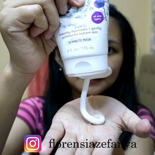 Dulu sempat booming masker dari Freeman ini, tapi aku cuma beli 1 karena stok masker waktu itu masih banyak...Diantara masker freeman yang banyak itu, pilihan ku jatuh pada masker Freeman Diamond Mineral ini...Aku beli ini karena katanya akan memberikan efek dingin diwajah saat digunakan, dan scrub nya bagus banget untuk mengeksfoliasi kulit kita...Dan ternyata bener, masker ini pas di gunakan ke wajah bikin wajah dingin banget sampai selesai dibilas.. .Setiap kali aku selesai menggunakan masker ini, kulitku pasti terasa halus, seger, dan mood pun ikutan bagus..hahahha.Kalian udah pernah coba ini??.#clozetteid #maskerfreeman #freemanmask #freeman #exfoliating #exfoliate #exfoliator #moodbooster #mood #moodboard