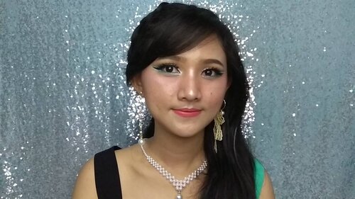 Banyak yang nanyain aku tumben divideo ini pake aksesoris seperti kalung dan anting??😂 Yap karna aku jatuh cinta sama modelnya, dan pas dipake beneran bagus..☺️ Kalian yg mau sama seperti aku juga bisa dapat gratis atau beli, mampir aja ke www.08liter.com  Produk yang aku gunakan :1. Maybelline Fit Me no 2202. J.Cat Beauty seri Hollywood3. Inez Cosmetics Luxury Pack4. Bulumata dari Morisse5. Maybelline eyeliner Hypersharp ( tutup merah )6. City Color Contour Effects 27. Odessa Cosmetics Lip Matte Cream no 9028. Accesories by @0.8l_indonesia #clozetteid #bvloggerid #beautiesquad #kbbvmember #beautynesiamember #indonesianfemalevloggers #indonesianfemalebloggers #clozetteid