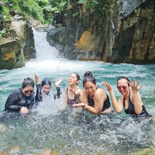 Interlaken vibes #haludiswitzerland.birunya gak ala2, di video tanpa filter aja bisa se-biru-itu.lumayan buat obatin keinginan w ke bajo yang gak jadi-jadi ini :".#ClozetteID