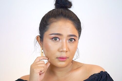 Foto yang pertama udah pasti the power of makeup... slide ke dua itu bareface aku... yang kemaren sempet bikin aku  mikir “ah kok pake skincare kayanya ga ngaruh apa apa sih. Padahal udah pake skincare ini itu” .. tapi tadi lagi cek cek video lama.. dan pas aku screenshoot (hasil fotonya di slide ke 3) .. ternyata sebelumnya kulit aku parah banget jerawat dan bekas jerawatnya.. dan setelah ini aku langsung berjanji sama diri sendiri tidak akan pernah males untuk skincare an lagi.. mau secapek apapun... dan sekarang aku pengen bahas soal ngilangin bekas jerawat.. tapi bingung mulai dari mana.. enaknya dari mana amici? Bantuin aku dong .. nanti udah pasti aku share di youtube #jiglyciouss #jiglyciousmakeup #jiglycioussskincare #skincareroutine #dailyskincare #acneproneskin #kulitberjerawat #beautybloggerindonesia #beautygoersid #bloggirlsid #indobeautygram #indobeautysquad #clozetteid #artisanpro #artisanpro220