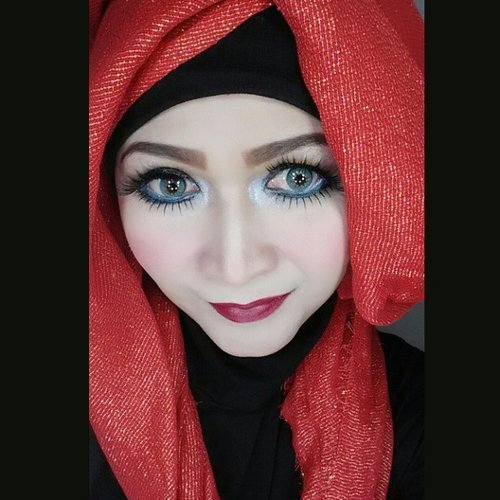 The Red Day Lipstick from @makeoverid creamy lust lipstick 05 red rhapsody Red scarf from @errinugaru_id #makeupbyedelyne #hijabbyedelyne #makeover #hijabstyle #hijab #riasmuslimah #muaindonesia #mua #clozetteid #makeup #indonesianbeautyblogger #wakeupandmakeup #dressyourface #vegas_nay #lipstickoftheday