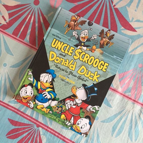 Selamat Hari Dongeng Internasional (World Storytelling Day)Pas banget aku baru selesai baca ini 😂 Uncle Scrooge & Donald Duck volume 2 : Return to Plain AwfulSeperti biasa, gak pernah mengecewakan. Mungkin karena aku  tumbuh besar dengan Donald Bebek, dkk 😂😂😂 Di volume ini juga ditampilkan musuh lawas Paman Gober (Uncle Scrooge), yaitu si penyihir Mimi Hitam (Magica De Spell). Seru!#indonesiamembaca #book #bookstagram #bookstagramindonesia #bookreview #booktography #bookphotographyid #comics #comic #comicbooks #unclescrooge #donaldduck #pamangober #donalbebek #haridongengsedunia #haridongengsedunia2020 #haridongenginternasional #worldstorytellingday #bdloves #clozette #clozetteid