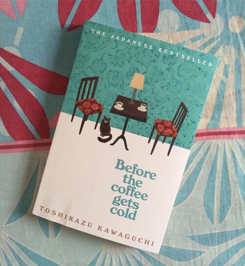 “Before the Coffee Gets Cold” - English version.Jujur aja, awalnya beli buku ini karena diskonan lumayan gede waktu itu 😂 Tapi tetep yaa, baca sinopsisnya dulu biar gak zonk.Dan surprise! It’s even better in real life! 💕 Buku yang sangat menarik dan manis! Bagian romance-nya dijabarkan dengan sangat manis tapi gak menye2 karena di dalamnya ada bumbu fantasi. Ceritanya sebenernya termasuk ringan tapi bakal bikin yang baca ikut bahagia, sedih, dan terharu (nangis juga in my case 😭). Ini termasuk genre fantasy-romance menurutku.I’ll give this one my five stars! ⭐️⭐️⭐️⭐️⭐️ 5/5.....#indonesiamembaca #book #bookstagram #bookstagramindonesia #bookreview #booktography #bookphotographyid #novel #novelreview #beforethecoffeegetscold #toshikazukawaguchi #bdloves #clozette #clozetteid