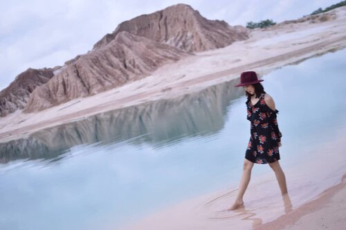 Main air di tengah gurun 😗😗😗🌊🌋🌅
.
.
.
.
.
#blogger #bloggerjogja #bloggerperempuan #nikon #nikonindonesia #nikontravel #explorebangka #explorebangkabelitung #bangkabelitung #traveling #indonesia #wonderfulindonesia #beautifulIndonesia #exploreindonesia #enjoybabelisland #Clozette #ClozetteID