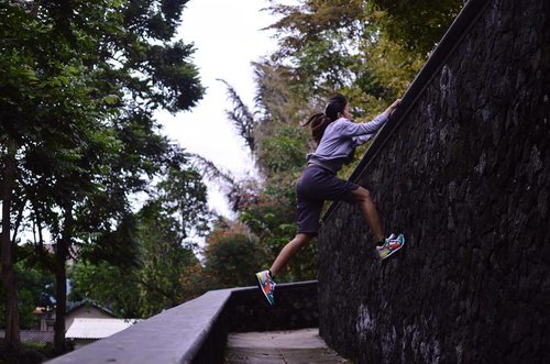 Jump for your life; and make sure you're wearing a nice pair of shoes 😆😆😆
Tested my @puma by doing a simple non scary #armjump and turned out it looks pretty good 😁😁😁
.
.
.
.
.
#progression #parkour #parkourindonesia #parkourjogja #JUMPalitan #JUMPinten #parkourgirl #girlparkour #parkourgirlsid #seeanddo #shecantrace #womenmove #puma #pumaindonesia #clozette #clozetteid #sport