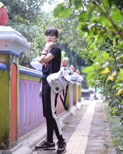 Going all dark (and lazy), except for the bag 😂
🎒: @exsportbags - Lime New Mini Citypack in grey 😎
.
.
.
.
.
#exsportbags #exsportlivingmannequin #beoutstanding #creatinggoodness #blogger #fashionblogger #bloggerperempuan #bloggerjogja #nikon #nikonindonesia #ootd #ootdmagazine #chictopia #clozette #clozetteid