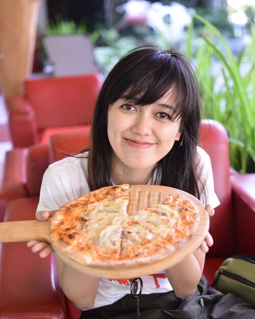 Kita tuh gak boleh berkata buruk pada makanan yang ada di depan kita. Biar mereka gak sedih.Bayangkan deh, kalo kamu dikatain buruk sama alien yang besar di depanmu? Pasti sedih kan? Apa serem? 🤣🤣🤣-Ini tuh salah satu pizza terenak yg cocok sama lidah saya. Rasanya homemade, gak kayak pizza pabrikan (bahasaku loh, lol). Jadi selalu deh, kalo lagi craving pizza larinya pasti ke sini lagi. Seloyang juga kuat kalo di sini 😂🍕-Itu kan gak sehat? Itu kan bikin gendut? Itu kan mengandung blablablablablabla. Trust me, I know; so eat responsibly 😎👍🏻.....#pizza #food #foodporn #foodphotography #blogger #foodblogger #bloggerperempuan #bloggerjogja #nikon #nikonindonesia #ootd #ootdmagazine #chictopia #clozette #clozetteid