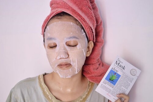 Udah lama gak post di instagram, sekalinya muncul begini amat fotonya 🤣🤣🤣
-
Salah satu kegiatan yg sedang rutin dilakukan pas puasa adalah perawatan wajah dengan sheet mask! Maklum, mau yg aneh2 kok mager 😬 kalo pake sheetmask tinggal tempelin ke muka 15-20 menit langsung lembap dan kinclong nih muka 😌
-
Dan kali ini, lagi ngabisin 7 Days Mask dari @ariul_id 💕 Varian yg sedang aku pake sekarang adalah Aloe. Fungsinya untuk menenangkan kulit iritasi dan tentu aja melembapkan. Karena aku banyak menghabiskan waktu di depan komputer, varian ini adalah penyelamat kulitku ❤️
Selain Aloe, ada 6 varian lain yg gak kalah manfaatnya, silahkan liat di slide berikutnya yak 😆
-
Oh ya, produk ini salah satu best-seller di @sociolla loh! Gak heran ni sheet mask laris banget, karena selain harganya super terjangkau (cuma 19rb aja! Dan sekarang lagi diskon!!!), masker asal Korea ini emang enak dan lembap banget di muka.. ✨
.
.
.
.
.
#skincare #review #sheetmask #ariul #ariulmask #ariul7daysmask #ariulbeauty #blogger #beautybloggers #bloggerperempuan #bloggerjogja #jogjabloggirls #clozette #clozetteid #sociolla #beautyjournal