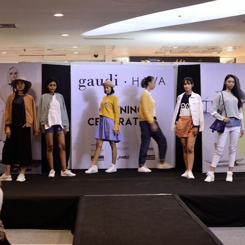 Yesterday's mini #fashionshow 😍
Congratulations @gaudi_clothing x @havaid for the new store at Malioboro Mall Yogyakarta!
Thank you for the hype and huuugggeee discounts! 😍😍😍
P.S they're currently having massive discounts for selected items! Shop, shop, shoooppppp! 😘😘😘
.
.
.
.
.
@clozetteid #gaudihava #gaudihavaopeningcelebration #gaudiclothing #gaudiclothingindonesia #havaid #havaindonesia #clozette #clozetteid #blogger #fashionblogger #bloggerjogja #nikonindonesia #nikonfashion