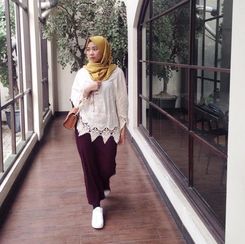 Being perfect is not only about being beautiful or good in everything. It's about being grateful, doing our best in everything we do and being the best of ourselves.
📷 by @ajengpraw 😘
.
.
#ClozetteID #lookbookhijabindo #ootdhijabindo #dailyhijabindo
