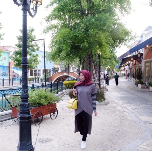 A girl with a red scarf ❤️..#delsjourney #delstraveldiaries #explorebangkok #explorethailand #hijabtraveler #travellingwithhijab #clozetteid