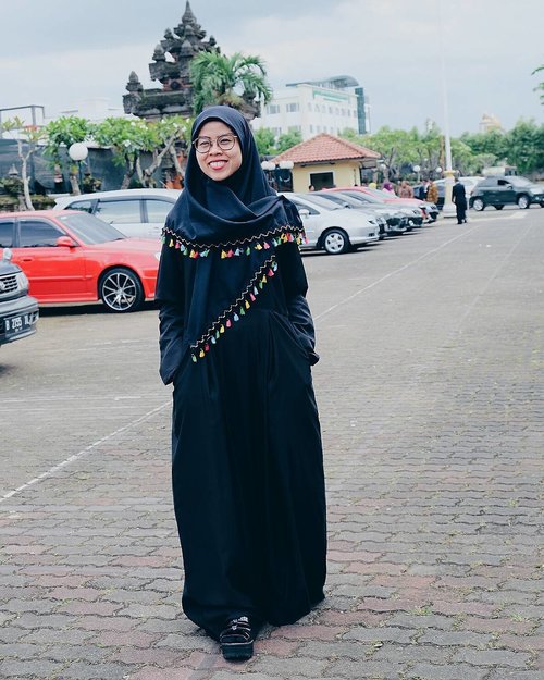 Black in smile... 😁😁😁
. .

#ootd #ootdindo #ootdhijab #clozetteid #black #hijabfashion #hijabstyle #ceritaraju #styleraju #lookbook #lookbookindonesia