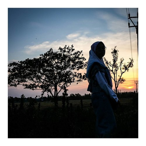 Terbenam.... .
.
.
.
#ceritaraju #clozetteid #sunset #indramayu #indonesia #traveller #travelblogger #solotraveler #rajukeliling #jalanjalan