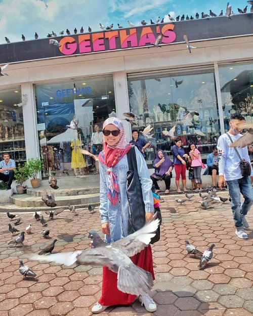 foto pertama : permisi burung mau lewat.. .
.
foto kedua : keenakan naik metromoni tingkat di KL kena angin sepoi2. bayar 55 ringgit muter2 kelilingin lokasi wisata. .
.
.
.
#rajukeliling #malaysia #vocation #travelblogger #traveller #clozetteid #roundtheworldtrip