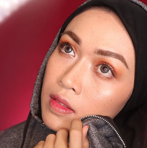 GLASS SKIN MAKEUP + FAUX FRECKLES .Ini diaa glass skin makeup yang nggak terlalu becek, jamin deh nggak bikin debu dan lalat nempel di muka, dan tahan seharian. Video menyusul yaa (masih ngumpulin keajaiban biar nggak males ngedit hahahaha. Dah ada lebih 5 content blom di-edit2 🤣🤣🤣).Products used:@maccosmetics Strobe Cream@hudabeauty FauxFilter Foundie in Chai@ultimaii_id Translicent Powder - Neutral@sephoraidn Matte Bronzing Powder - Bali@nyxcosmetics_indonesia SMLC - AbuDhabi@nyxcosmetics_indonesia Lingerie - Clear@nyxcosmetics_indonesia LSCL - Cherry Skies@benefitindonesia RollerLash@tartecosmetics Tartelette Flirt@realtechniques_id Expert Face Brush@absolutenewyork_id 2in1 BrowPerfecter@maccosmetics Soft&Gentle hilighter@catrice.cosmetics Light Correcting SerumPrimer@x2softlens Diary - LightGrey@maybelline VelvetMatte Lipstik no.5 as blush@maybelline Fit Me Concealer no.20@undiscovered_muas #undiscovered_muas@beautybloggerindonesia #beautybloggerindonesia @magnifique_u_ @beautygoers #beautygoersid #makeupjunkie #hudabeauty #beautyenthusiast #indobeautygram #wakeupandmakeup #beautyblogger #medanbeautyblogger #beautyvlogger #clozette #clozetteid #tampilcantik #vloggermedan #bloggermedan #makeupideas #makeup @tampilcantik @zonamakeup.id @ragam_kecantikan #ragamkecantikan #cutcrease #eyemakeup #motd #makeupforhijab #turbanstyle #muasfam #makeupartistworldwide #glassskin #glassskinmakeup #fauxfreckles