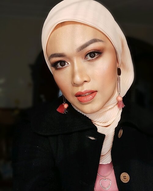 Tampil Cantik Alami dengan &quot;No Makeup&quot; Makeup Look: Panduan Lengkap Perawatan Kulit dan Langkah-langkah Makeup

Tren kecantikan &quot;no makeup&quot; telah menjadi semakin populer dalam beberapa tahun terakhir. Penampilan ini vokal akan kulit segar, seolah-olah Anda tidak mengenakan makeup sama sekali. Ini adalah tampilan yang sangat cocok untuk sehari-hari, acara santai, atau saat Anda hanya ingin tampil natural. Panduan ini akan membahas secara rinci cara mencapai &amp;quot;no makeup&amp;quot; makeup look, termasuk perawatan kulit dan langkah-langkah makeup yang tepat.

Perawatan Kulit Sebagai Dasar

Sebelum kita melangkah ke langkah-langkah makeup, perlu diingat bahwa dasar tampilan no-makeup look adalah kulit yang sehat dan cantik. Oleh karena itu, rutinitas perawatan kulit yang baik adalah langkah pertama. Berikut adalah langkah-langkah yang perlu diikuti:

1. Pembersihan Kulit (Cleansing):

Membersihkan kulit adalah langkah pertama yang penting. Pilih pembersih yang cocok dengan jenis kulit Anda. Apakah Anda memiliki kulit kering, berminyak, atau normal, pastikan untuk menggunakan produk yang lembut dan tidak menyebabkan iritasi.

2. Toner:

Toner membantu mengembalikan keseimbangan pH kulit dan memberikan hidrasi. Gunakan toner yang tidak mengandung alkohol yang dapat mengeringkan kulit. Ini akan memberikan kulit Anda rasa segar dan siap untuk langkah selanjutnya.

3. Serum:

Serum adalah salah satu kunci untuk kulit yang sehat. Pilih serum yang mengandung bahan-bahan yang sesuai dengan masalah kulit Anda. Jika Anda memiliki kulit kering, serum dengan asam hialuronat akan membantu melembapkan. Jika Anda memiliki masalah jerawat, serum dengan niacinamide dapat membantu.

4. Pelembap (Moisturizer):

Pelembap adalah langkah penting yang tidak boleh dilewatkan. Ini menjaga kulit tetap lembap dan mencegah dehidrasi. Pilih pelembap yang cocok dengan jenis kulit Anda.

5. Pelindung Matahari (Sunscreen):

Perlindungan matahari adalah langkah paling penting dalam perawatan kulit. Paparan matahari adalah salah satu penyebab utama penuaan kulit. Pastikan untuk menggunakan tabir surya setiap hari, bahkan saat cuaca mendung. Ini akan melindungi kulit Anda dari sinar UV berbahaya.

Langkah-langkah &quot;No Makeup&quot; Makeup Look:

Setelah Anda menyelesaikan rutinitas perawatan kulit, saatnya melangkah ke langkah-langkah makeup. Tujuan dari tampilan ini adalah untuk tetap terlihat alami, seolah-olah Anda tidak mengenakan makeup sama sekali. Berikut adalah langkah-langkahnya:

1. Primer:

Primer adalah dasar yang sempurna untuk tampilan natural. Gunanya adalah untuk membantu menyamarkan pori-pori dan memberikan tampilan kulit yang lebih halus. Pilih primer yang ringan dan lembut.

2. Foundation atau BB Cream:

Pilih foundation atau BB cream dengan cakupan ringan. Gunakan spons makeup atau jari Anda untuk mengaplikasikan produk ini dengan merata. Pastikan untuk memilih warna yang sesuai dengan warna kulit Anda.

3. Concealer:

Concealer digunakan untuk menutupi noda atau lingkaran hitam di bawah mata. Gunakan concealer yang sesuai dengan warna kulit Anda dan aplikasikan dengan hati-hati. Pastikan untuk meratakannya dengan baik untuk menghindari tumpukan produk.

4. Bedak (Powder):

Gunakan bedak yang transparan atau bedak tabur. Bedak digunakan untuk mengontrol kilap dan memberikan tampilan kulit yang matte. Pastikan untuk tidak menggunakan terlalu banyak bedak agar tampilan tetap alami.

5. Blush:

Pilih blush dengan warna yang mirip dengan warna pipi Anda saat mereka alami merona. Aplikasikan dengan lembut di atas pipi untuk memberikan sedikit warna pada wajah Anda.

6. Alis (Eyebrows):

Untuk tampilan alami, gunakan pensil alis atau bubuk alis yang sesuai dengan warna alis Anda. Isi bagian yang kosong dan berikan bentuk alis yang lembut.

7. Maskara (Mascara):

Maskara adalah kunci untuk membuat mata Anda lebih terbuka dan tampak segar. Gunakan maskara dengan cakupan yang ringan dan aplikasikan ke bulu mata atas dan bawah.

8. Lipstik (Lipstick):

Untuk tampilan &amp;quot;no makeup,&amp;quot; pilih lipstik dengan warna yang mirip dengan warna bibir alami Anda. Ini akan memberikan tampilan alami pada bibir Anda.

9. Setting Spray:

Setting spray adalah langkah terakhir dalam alur makeup ini, untuk membantu menjaga makeup tetap awet sepanjang hari dan memberikan tampilan alami yang tahan lama.

Kuncinya adalah tentang mempertahankan kecantikan alami Anda dengan sedikit bantuan dari makeup. Dengan rutinitas perawatan kulit yang baik dan langkah-langkah makeup yang tepat, Anda dapat mencapai tampilan yang segar dan alami. Ingatlah untuk memilih produk yang sesuai dengan jenis kulit Anda dan menjaga penampilan yang sederhana. Kuncinya adalah tampil segar, alami, dan percaya diri.