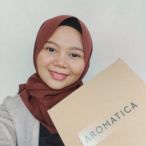 Banyak kan yang suka pakai #koreanskincare? Udah tau kalau brand aromatica sudah masuk di Indonesia? @aromatica_official ini brand yang 100% vegan, organic dan cruelty-free. Material kemasannya menggunakan bahan yang muda untuk didaur ulang...Berikut beberapa quick impression produk yang aku sudah coba: ..☘️Natural Coconut Cleansing Oil, tekstur minyaknya terbilang ringan dengan aroma yang subtle. Membersihkan makeup dengan baik dan setelahnya wajah gak terasa kering. ☘️Tea Tree Balancing Foaming Cleanser, to be honest aku gak suka dengan aromanya. Sabun pencuci wajah ini membersihkan kotoran pada wajah sampai ke pori-pori dengan baik. Sayangnya setelah dibilas aku merasa wajah aku yang tipenya normal to dry ini jadi semakin kering. ☘️First Serum, oner sekaligus serum jadi teksturnya agak kental. Awalnya, merasa terganggu dengan aroma mawarnya tapi setelah meresap hilang kok. Lumayan menghidrasi kulit juga bantu meredakan kemerahan pada wajah. ☘️Rose Absolute Vital Fluid, emulsion yang sangat pas dipakai pada pagi hari apalagi saat musim panas. Melembapkan dan membuat permukaan kulit terasa halus. Sama seperti produk first serumnya, wanginya akan hilang kok setelah produknya meresap. ☘️Natural Tinted Sun Cushion, physical sunscreen yang ada kasih sedikit warna ke kulit, sayangnya terang banget di kulit aku yang medium tan ini, bisa disiasati dengan pemakaian foundation atau bedak setelahnya yang warnanya lebih gelap. Hasil akhir dari sunscreen ini matte...Kalian ada gak wishlist produknya Aromatica? Aku penasaran sama sherbet cleansing balm nya 😀...-----#AromaticaXJBBPeduliCovid19 #AlamiDenganAromatica #OrganicSkincare #JakartaBeautyBlogger #JakartaBeautyBloggerFeatAromatica #clozetteid #indirads #abcommunity #abskincare #idskincarecommunity #skincarediary #skincareblogger #skincareenthusiast #kbeautyunicorns #beautybloggerindonesia