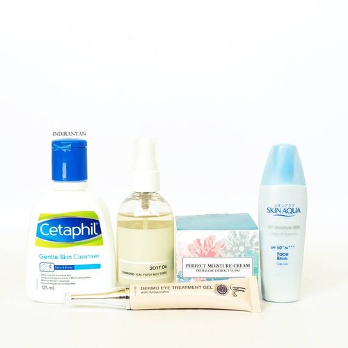 I enjoy long PM skincare routine but I prefer simple #amskincareroutine with lightweight formula. 
Products used :
@cetaphil_id Gentle Skin Cleanser
@towmond_official Real Fresh Mist Toner
@mazayaindonesia Dermo Eye Treatment Gel
@onsaemeein Perfect Moisture Cream
@skinaquaid UV Moisture Milk SPF50+PA++++
ー
 I need a lot of energy to meet a lot of (new) stranger today 😏

#clozetteid #rasianbeauty #kbeauty #asianskincare #beautybloggerid .
.
.
.
.
.
.
#오늘 #인스타그램 #블로거 #2017년  #데일리 #셀카 #셀피 #일상 #선팔 #맞팔 #맞팔해요 #소통 #팔로우 #좋아요 #인친 #l4l