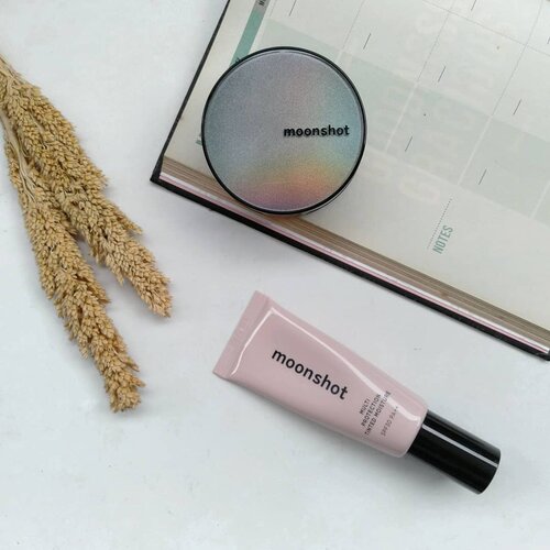 Akhirnya cobain beberapa produk dari @moonshot_idn* lagi ☺. Ada 2 produk untuk wajah yang lagi aku coba. Kesukaan aku itu yang warna pink, buat bikin makeup glowing dan awet ❤❤❤ーーーLengkapnya di blog dan seperti biasa #linkonbio 😉👌ーーーーーGifted for review purpose | #clozetteid #moonshot #clozetteidreview #clozettexmoonshot #moonshotindonesia #indirads #kbeauty #kbeautyunicorn #365inmakeup #bloggerindonesia