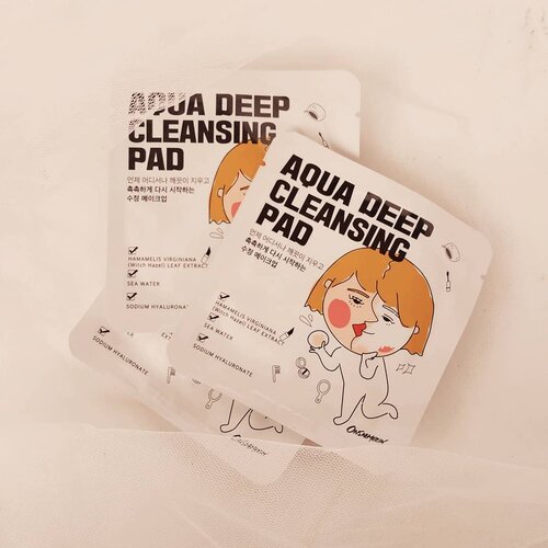 When I do solo traveling I always pack lightly, bring comfortable clothes, simplified my makeup & skincare because I tend to pack what I bring. Here is one of the product I brought with me during my last short getaway, Onsaemeein Aqua Deep Cleansing Pad 📝RATING = 4.5/5 Price? Super affordable!Rp 6.000 or (USD 0.50) for one sachet at @altheakoreaWhen I tear the sachet, I sniff something but I can't describe what scent it is. Each side of the pad has different texture, one is soft and the other side is embossed. I mostly use the embossed side, as it helps to remove makeup effectively than the soft side. The pad is so wet, but it dries pretty fastThis pad does a great job at removing base makeup, lipstick, blush, eyeshadow. But can't remove mascara and lip tint completelyIt feels sticky at first but that feeling goes away in minutes, leaving skin fresh and moist like I just applied a hydrating toner. ..*Gifted by Onsaemeein for review purpose...Sebelumnya aku gak pernah ngerasa sepuas ini bisa hapus makeup dengan cleansing pad. Soalnya pad nya sudah terlihat kotor, tapi waktu di cek dengan micellar water masih kotor banget! Onsaemeein Aqua Deep Cleansing Pad ini cuma butuh selembar aja buat hapus makeup semuka. Pad nya ada sisi yang ber-emboss dan tidak. Aku seringnya pakai yang ada embossnya soalnya lebih bersih dalam menghapus makeup. Pad nya cepat kering juga sih, jadi udah kering duluan waktu baru pakai satu sisi.Setelah hapus makeup kulit kan jadi basah nih, waktu basah itu terasa lengket. Tapi waktu udah ga basah muka langsung terasa lembap. #clozetteid