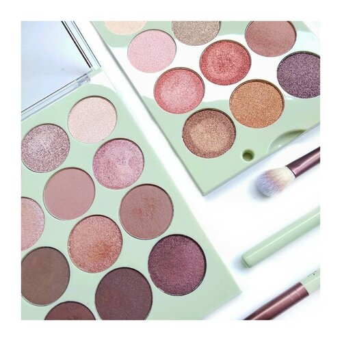 Current favorite activity: Swatching these beauty of new release palette by @pixibeauty The shimmery shade is super beautiful and pigmented while the pigmentation of matte shade is just so-so but a good eyeshadow base can fix this problem easily 😉✨✨✨✨✨✨✨#abmakeup #abcommunity #abbeatthealgorithm  #discoverunder5k #beautybloggerindonesia #kbeautyunicorns #makeupenthusiast #pixipretties #rasianbeauty #makeupflatlay #indirads #pixibeauty #pixilove #eyeshadowpalette #clozetteid