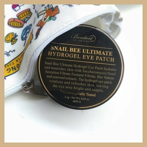 🐌 Benton Snail Bee Ultimate Hydrogel Eye Patch 📝 RATING: 4/5--▶️Comes in a luxurious looking jar. The spatula is included, with separator inside it is super secure as long you close it properly▶️The eye patches are soaked in essence and I don't detect any scent▶️The Hydrogel patches are glittery with black-greenish color, it slippery but once I stick it on my skin it adheres firmly▶️On the packaging, it stated to only wore 10 to 20 minutes but mostly I use it more than time recommendation because I like how this feels so cooling 😅▶️The result is instant but only for temporary, I see these eye patches brightened under eyes and de-puff my eye bag even it's not last for a day but at least in the morning, I don't look lack of sleep, thanks to this!--PS: Not only under eye area, but you can also apply this in smile line or use this as a face mist. To use as face most, mix water and add some patches then wait until the patches completely dissolved 😉 --Gifted by Benton for review purpose-- ✨✨✨✨✨✨✨#clozetteid #bentoncosmetic #indirads #bentonsnailbeeultimatehydrogeleyepatch #kbeautyunicorns #koreanskincare #abbeatthealgorithm #discoverunder5k