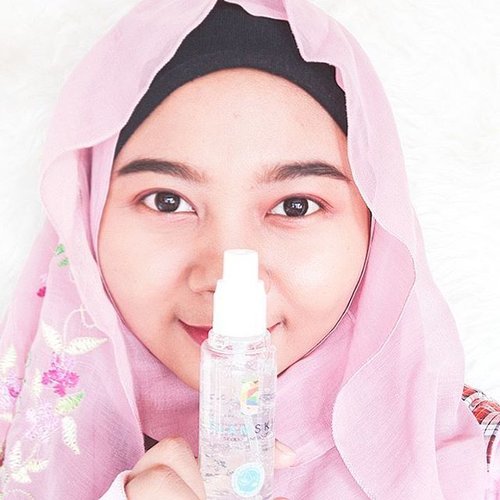 My first bad brows day in 2017 but as long my skin in usual condition I'm good 🙎. Currently using face mist from Glamskin with Papaya, Grapefruit, Royal Jelly, Argan Tree kernel oil as part of the ingredients. Good for instant moisturizing and refreshing feeling during the day.  Taste like grapefruit too ahahha forget to close my mouth while spraying this😂.ー #charis #charisceleb #glamskin ー#clozetteid  #skincarejunkie #rasianbeauty #abcommunity #abskincare #IndirAds