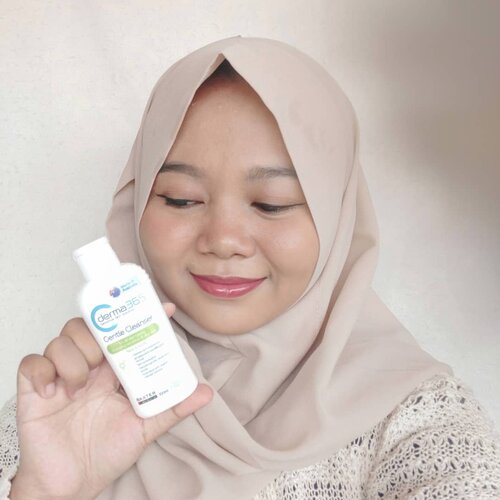 Beberapa kali di IG story aku cerita lagi pakai lotion dari Derma365. Gak hanya lotion, aku juga nyobain cleanser-nya....Selain Derma365 aku juga lagi nyobain hair care dari Botaneco Garden dan beberapa brand lain yang eksklusif tersedia di @guardian_id . Reviewnya akan tayang malam ini di blog aku lho 😉! ----------@clozetteid #clozetteid #KeGuardianYuk #GuardianXClozetteID #ClozetteIDreview #reviewskincare #indirads