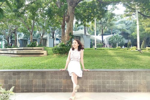 "I love the feeling of fresh air on my face and wind blowing through my hair"- Evel Knievel "@arhazahraaa, please take a photo of me"*Ruby sat down*Suddenly the wind blows*Ruby was happy afEnjoy your one day off and Happy Vesak Day! ❤#runachoo #Clozetteid #clozette