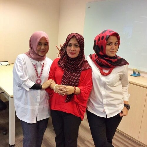 < our activity after lunch....putu2an 😜 >
.
.
.
#clozetteid #officemates #officefriends #officeday #officehour #ootd #ootdindo #dailyootd #like4like #photooftheday