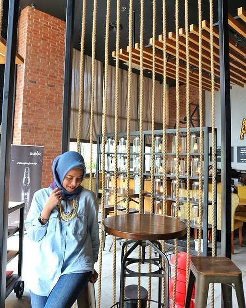 Another epic shot by @anndhyt ...thanks again cantik. Nice spot at @applebees_id...............#clozetteid #ootd #fashion #Blogger #indonesianblogger #BlogReview #beautyenthusiast #FashionEntusiast #BeautyLovers #FashionLovers #LifeStyleBlogger #beautyblogger #indonesianbeautyblogger #indonesianfemaleblogger #femaleblogger #indobeautyblogger #LifeIsGood #enjoylife #Like4Like