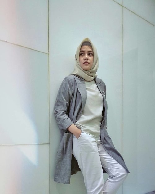 Putih Abu Abu #BukanSMA.Plaid Coat @hijabwarehouse ....#ClozetteID #ootd #Hijab #personalblogger #personalblog #Lifestyle #lifestyleblog #likeforlikes