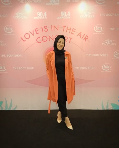 #Kemarin di Love Is In The Air Concert #LIITAConcert2018 @cosmopolitanfm , Thank you for having me @cosmopolitanfm. Very enjoyed the show . ...#ClozetteID #personalblogger #personalblog #indonesianblogger #lifestyleblog #Hijab #Hijabootd #likeforlikes