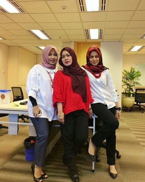 < merah putih di kantor hari ini >
.
.
.
#clozetteid #officeday #officehour #officemates #officefriends #ootindo #ootd #hijabootdindo #lookbookindonesia #dailyootd #like4like #photooftheday
