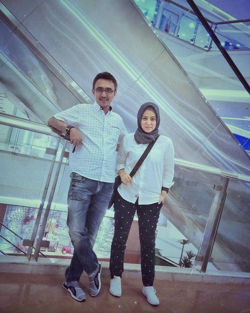 Gak doyan pake baju couple an, atau samaan 😏😏, tapi suka gak sengaja bajunya senada gitu. Yahh namanya juga dah 20 tahun bareng ya, sehati bangett 😂😂😂🤮🤮🤪🤪...#ClozetteID #personalblogger #personalblog #indonesianblogger #lifestyleblog #Hijab #likeforlikes