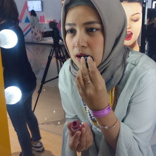 < tried on matte lip cream from @rire_cosmetic, a makeup brand from Korea at @elevania booth on Beauty Fest Asia > ...#ClozetteID #makeup #Blogger #Lifestyle# LifeIsGood #EnjoyLife #Like4Like