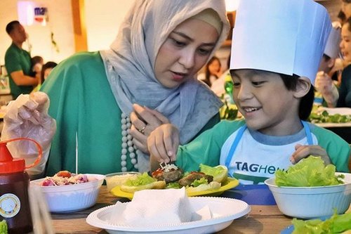 Wowww...he's so happy for making salad and burger.

#GLITZMEDIAxMAMALIME #CookingTimeWithMama #CookingTimeWithMamaAndKids
@mamaindonesia
@glitzmediaid .
.
.
.
.
.
.
.
.
.
.
.
.
.
.
.
.
#clozetteid #Blogger #indonesianblogger #beautyenthusiast #FashionEntusiast #BeautyLovers #FashionLovers #LifeStyleBlogger #beautyblogger #indonesianbeautyblogger #indonesianfemaleblogger #femaleblogger #indobeautyblogger #cgstreetstyle #ootd #outfitoftheday #streetstyle #fashionaddict #streetfashion #dailyfashion #womanfashion #fashionable #instafashion#Like4Like