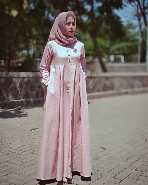 Paling suka pake dress, simple gak pake ribet tinggal jleb ☺️ apalagi udara lagi panas gini pake dress dah paling nyaman, gak pake gerah.

Dress by @keynes.id .

Bahannya nyaman sangat 👌 enak nih buat dipake lebaran Idul Adha nanti. .
.
.
.
#ClozetteID #ootdhijab #Hijabootd #hijabblogger #personalblogger #personalblog #IndonesianBlogger #lifestyleblog #lifestyleblogger #likeforlikes