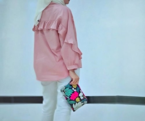 For me, we can buy all the cute clothes and we have a fashionable closet. But style is how we, individually, chose to put it all together. Do you Agree?Clutch from @fossil @urbaniconstoreTop from Massilca @mataharimallcom...#MauGayaItuGampang#ClozetteID #Hijab #ootd #Lifestyle #lifestyleblogger #IndonesianBlogger #Blogger