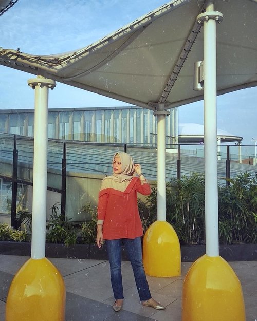 Ketika cahaya matahari sore dan spot foto cocok sama outfit hari ini, selamat hari sabtu !...#ClozetteID #personalblogger #personalblog #indonesianblogger #lifestyleblog #Hijab #likeforlikes